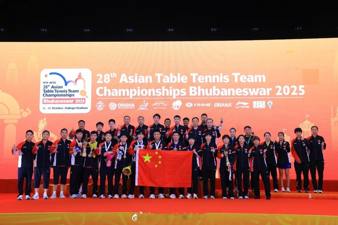 国乒男女团冠军大合影国乒男团亚锦赛三连冠，国乒女团时隔一年重夺冠军。冠军属于中国