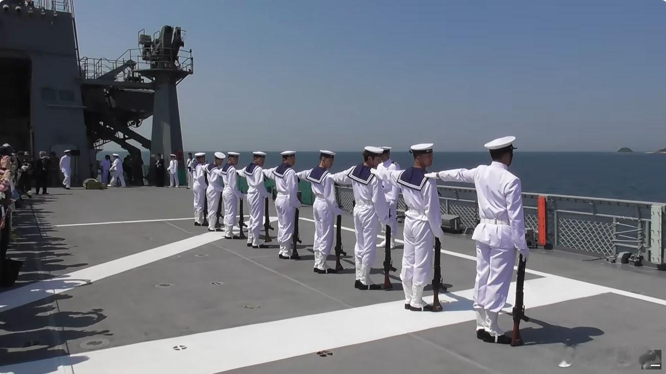 5月27日，日本海上自卫队在463“浦贺”号扫雷母舰的飞行甲板，举行“日本海海战