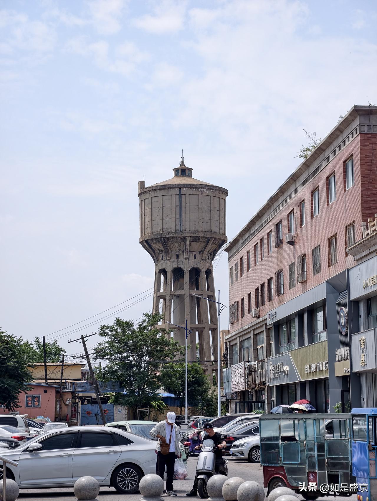 熊岳火车站旁奇特老建筑，有人知道这是啥吗？
 
刚坐火车从沈阳抵达熊岳城，出站第
