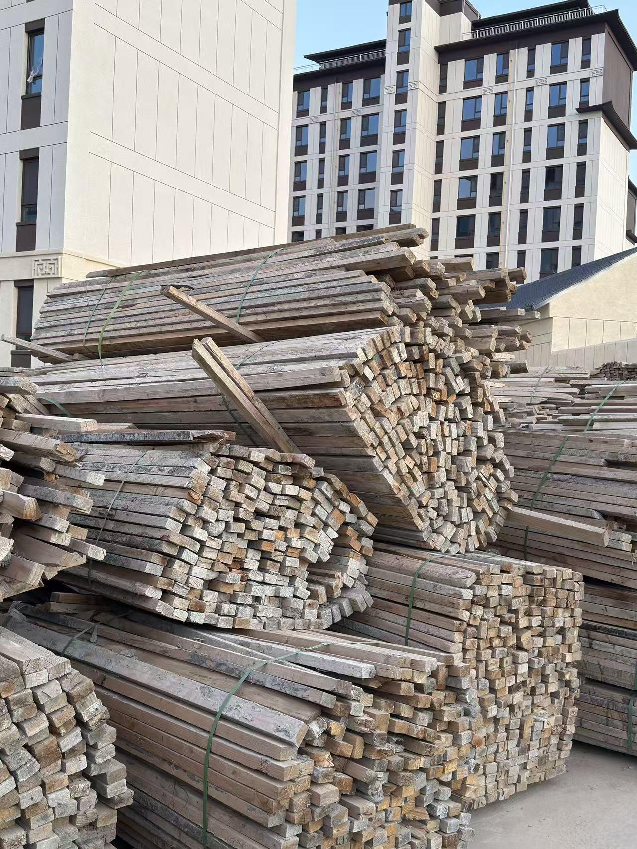 高楼大厦与木条