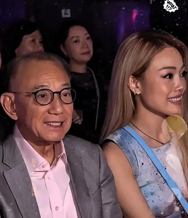 这下好了
不仅是香港，全国人民都知道了！
82岁的杨受成，45岁的容祖儿，
 