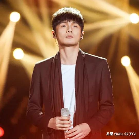 李荣浩曾经在直播中，他本来想唱成都的，但是他不熟。并说，谁放一下，成都可不可以放
