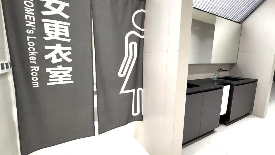 浙江嘉兴，一女子健完身后去浴区冲了澡，随后全身一丝不挂地出了更衣室，又去了趟女厕