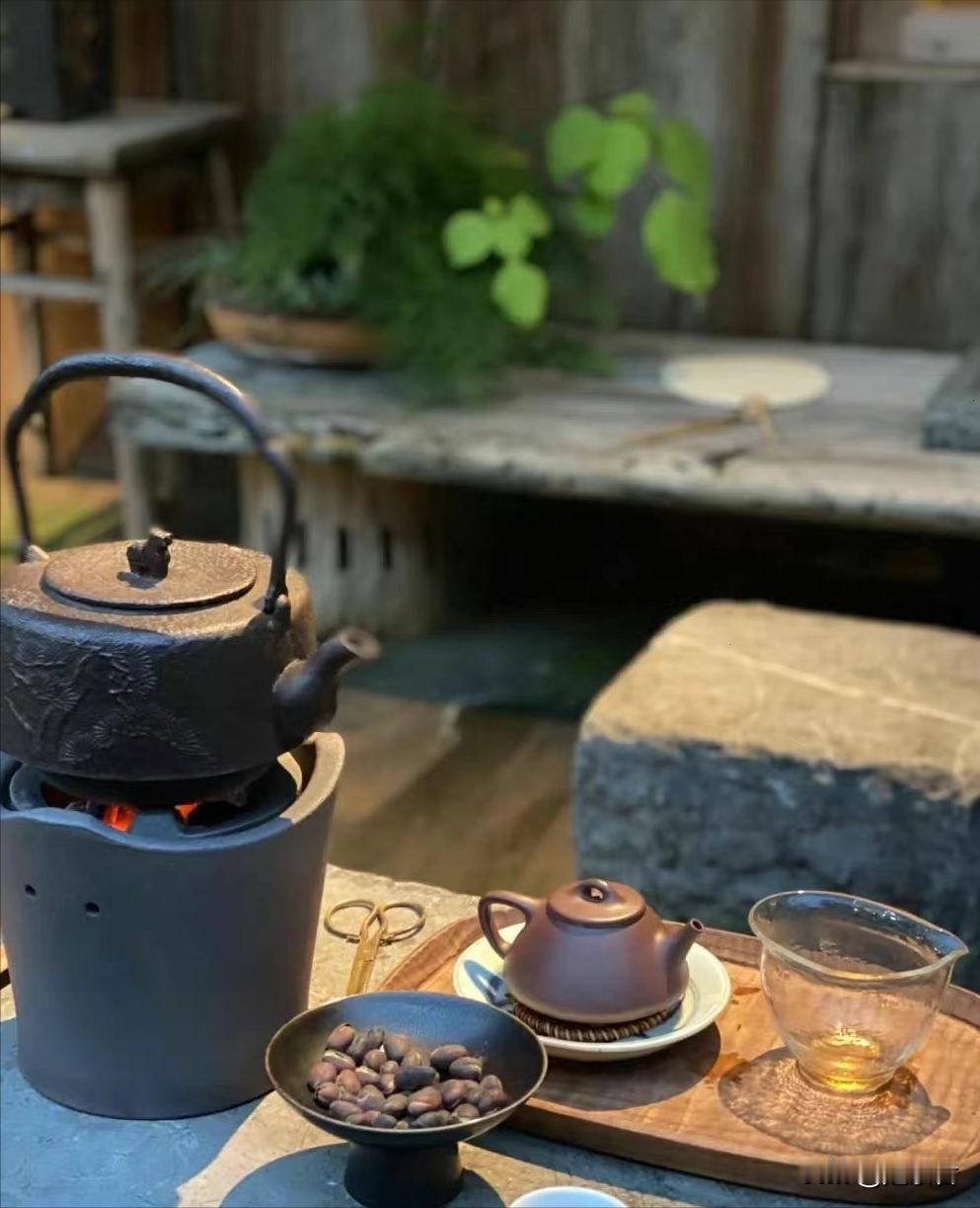 [得意]茶圈冷知识！
安吉白茶是绿茶，不是白茶
大红袍是乌龙茶，不是红茶
并非所