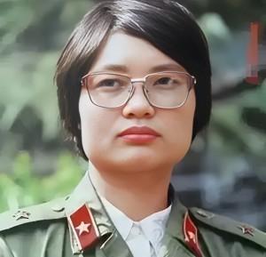 1986年，一个女医生被哨兵拦住，要求出示通行证，令人意想不到的是，她直接掏出一