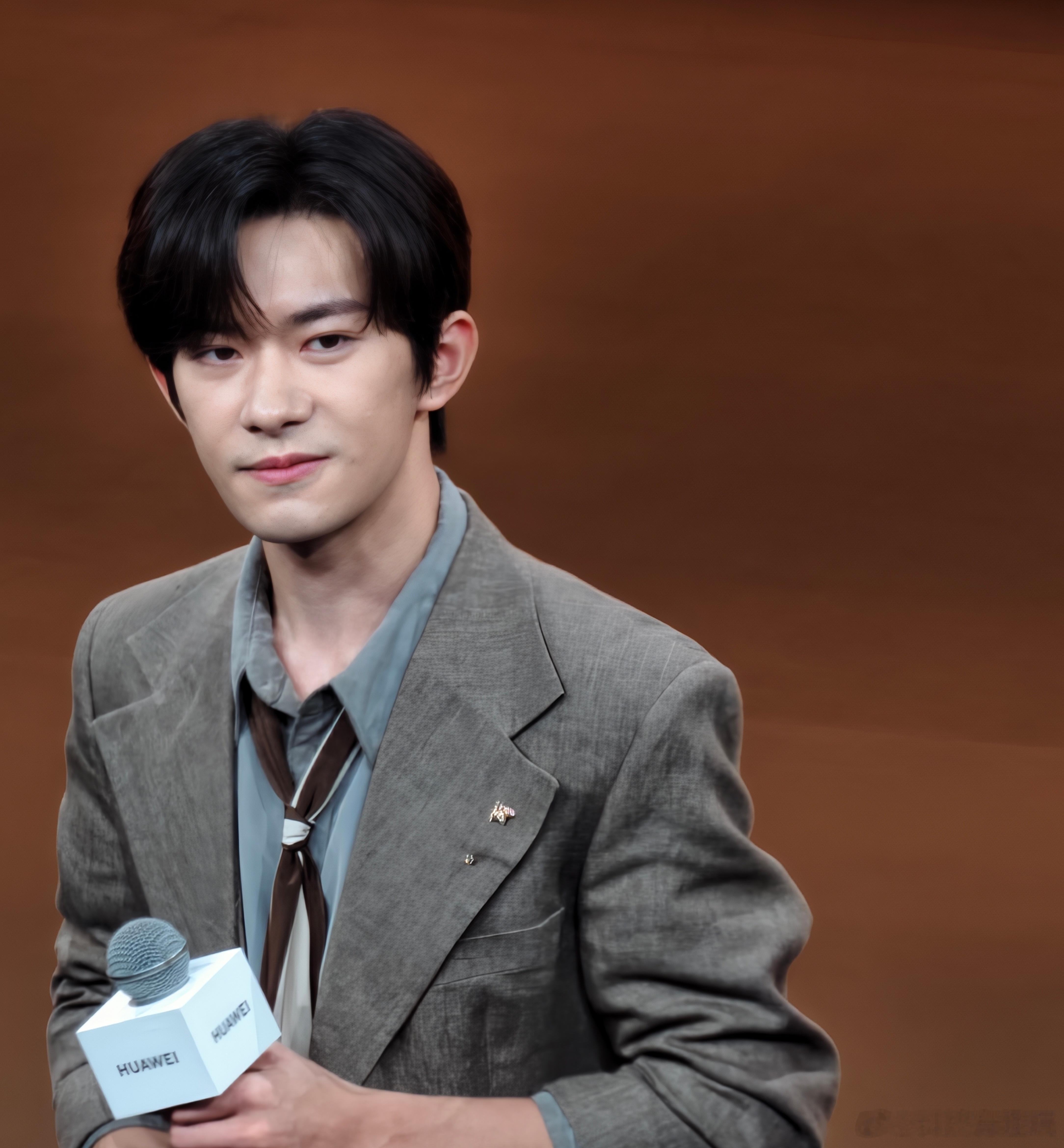 华为发布会你们想要看的易烊千玺高清图 广州·大湾区文化体育中心