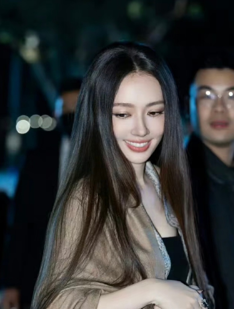 42岁郭碧婷纯素颜状态路人偶遇出游的郭碧婷，她卸下明星光环，全程素颜，穿搭朴素随