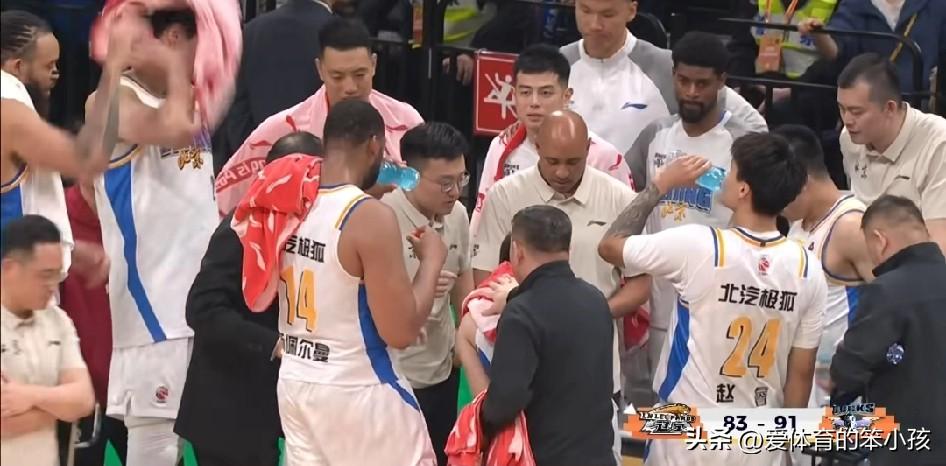 CBA联赛的赛场上，新一轮的比拼当中，辽宁本钢是在主场迎来了北京北汽的挑战。两支