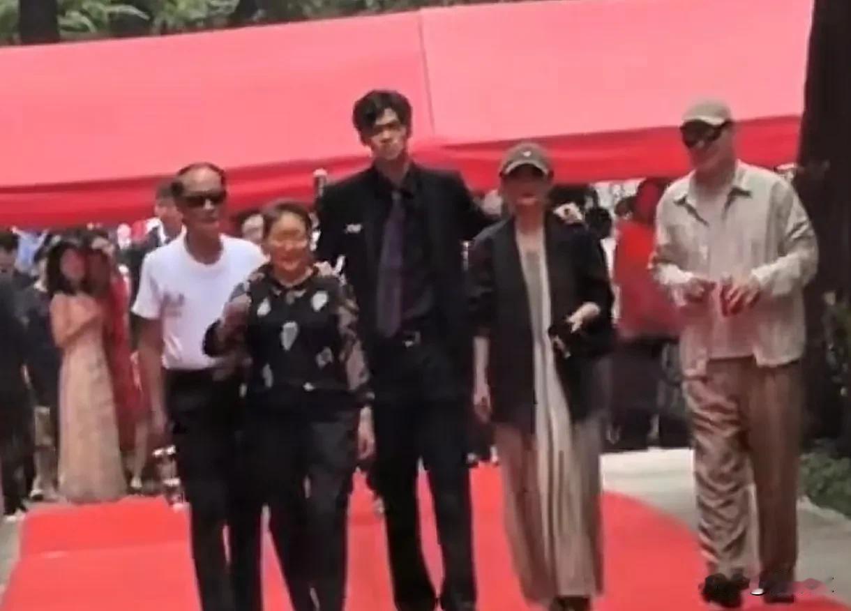 人不能既要又要！
当很多人惋惜，蒋勤勤的儿子没能遗传妈妈美貌的时候，看到儿子的身