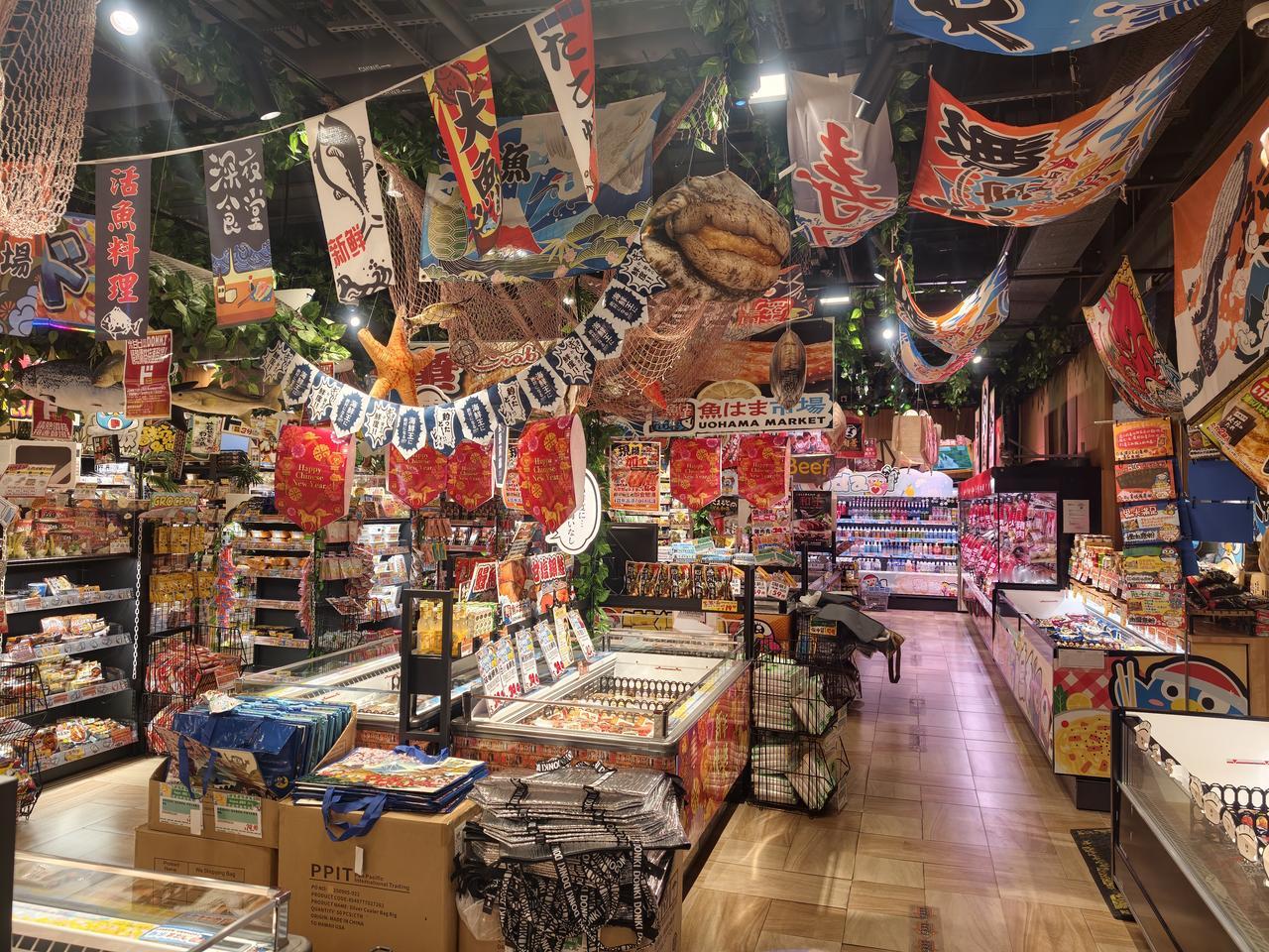 这家超市的东西可真的是多呀，嗯，好久没有都这种日本的超市了，你别说小日本的东西虽