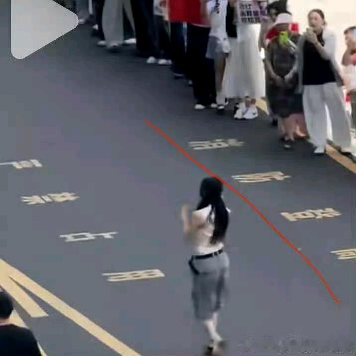 女艺人走秀天天占用消防通道，车就停消防通道上。