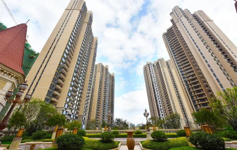 据说，恒大最近一直在自我加压，推动增加各项目的施工人数，提升施工工效，加速冲刺交