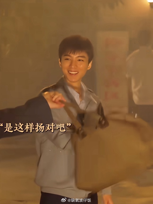 凯儿不管多大笑起来都是这个叉烧包的样子吼 ​​​