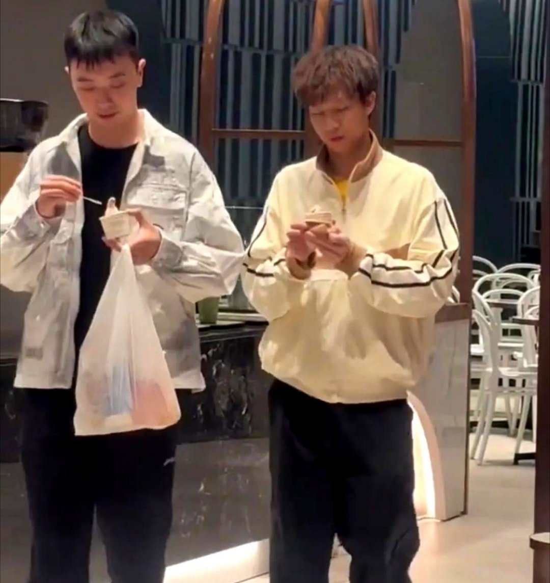 林高远真是个暖心的人，训练结束后，他陪着被淘汰的陈垣宇四处走走，开导这个小兄弟。