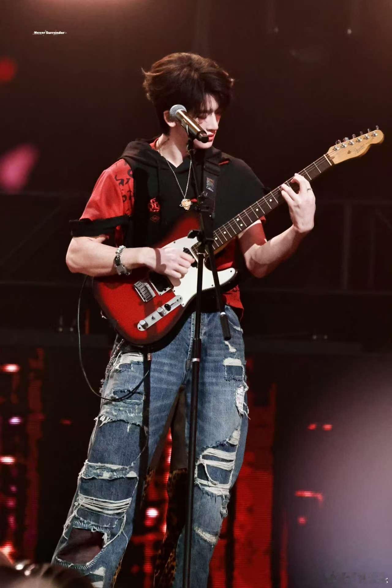 邓佳鑫穆祉丞 超级偶像邓佳鑫的《超级偶像》版本，让人听到了“偶像”二字背后的专业