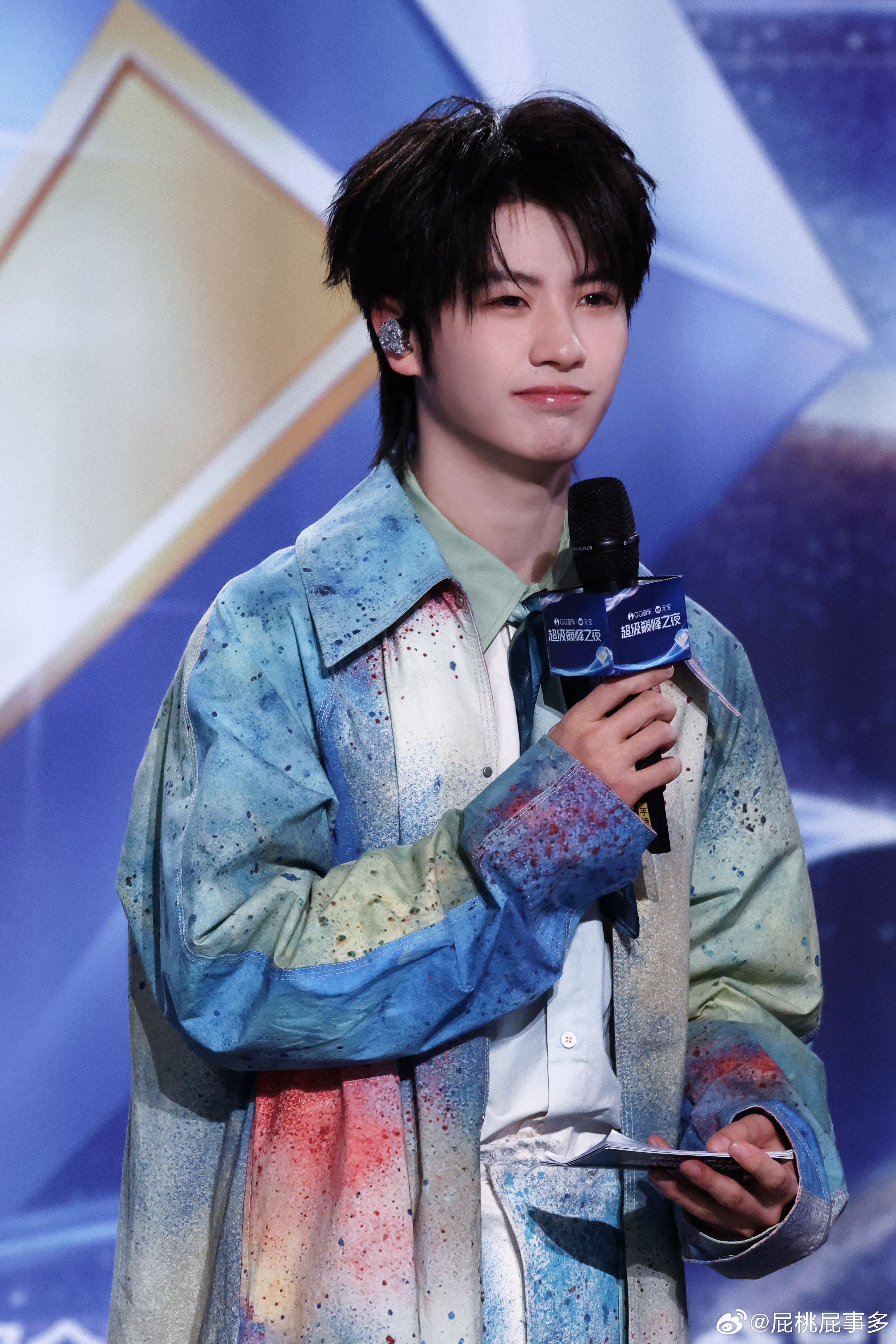 🙋黄誉博站姐一日体验卡来啦～这次愚人节的惊喜，是做一次菠萝！为我们的原创音乐人