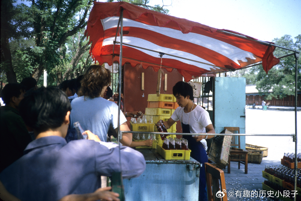 老照片  八十年代北京卖汽水的摊位 