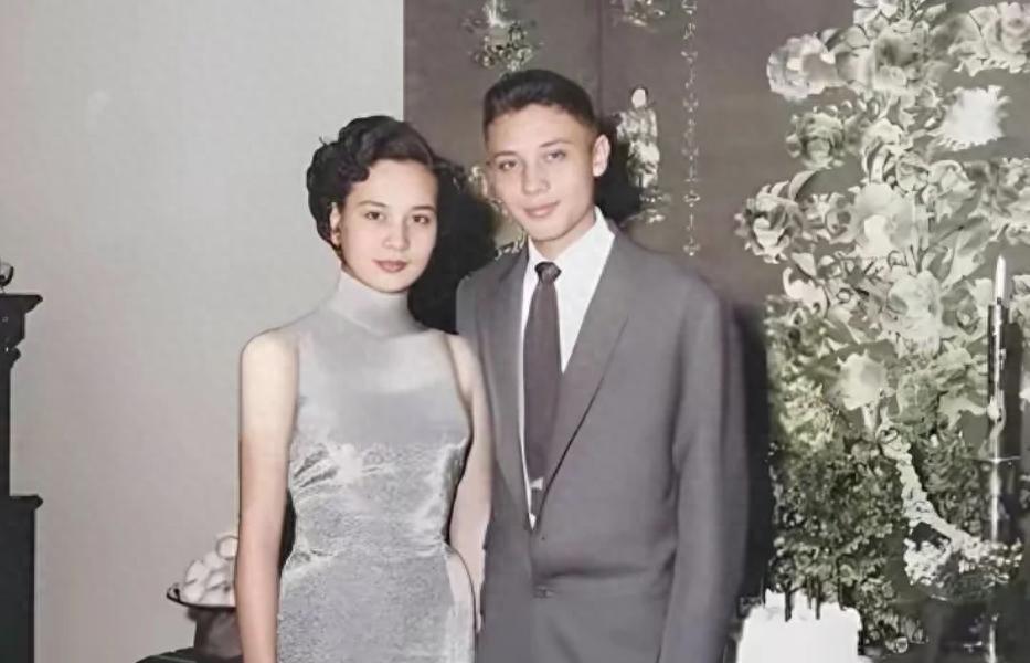 蒋孝章与蒋孝文在蒋介石寿宴合影，她颜值高却因身份特殊无人追求吗？

1950年代