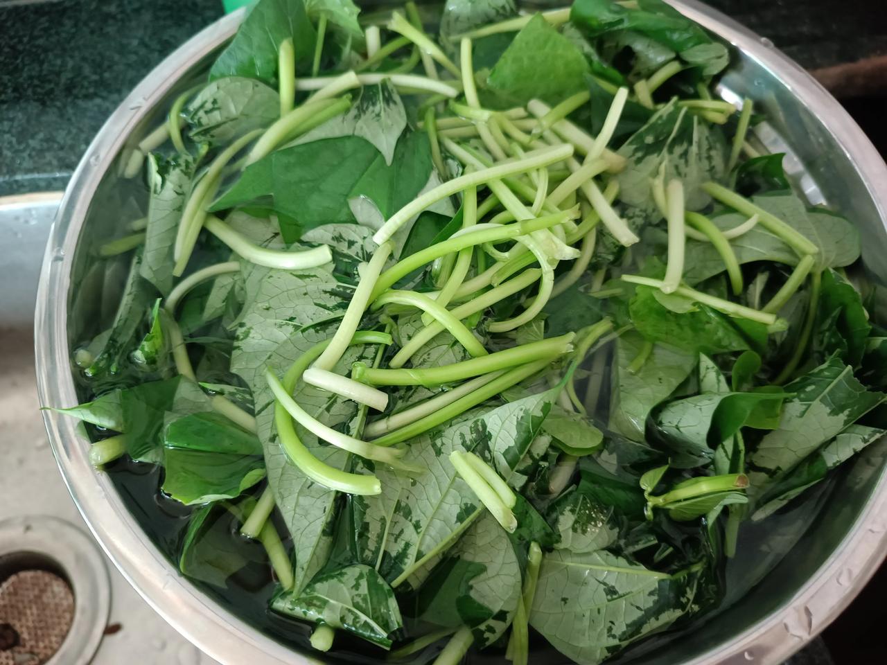 今天买了番薯叶子
绿绿的叶子
嫩嫩的，炒一炒
下饭菜，营养又美味
清清淡淡的
方