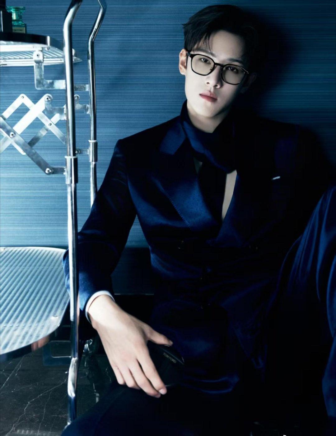 李昀锐真空丝带西装以品牌大使身份出席TF活动，李昀锐身着蓝色真空西装亮相，清爽妆