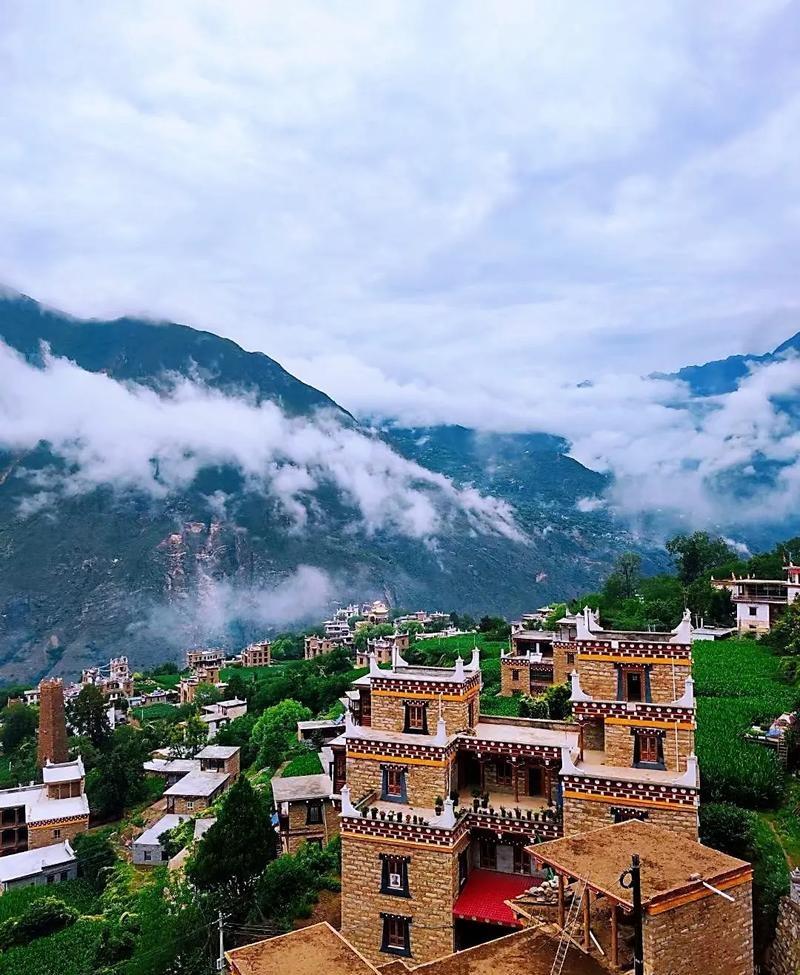 中国最美藏寨，四川丹巴美景攻略！
四川丹巴
美景和美食推荐：
1、甲居藏寨、中路