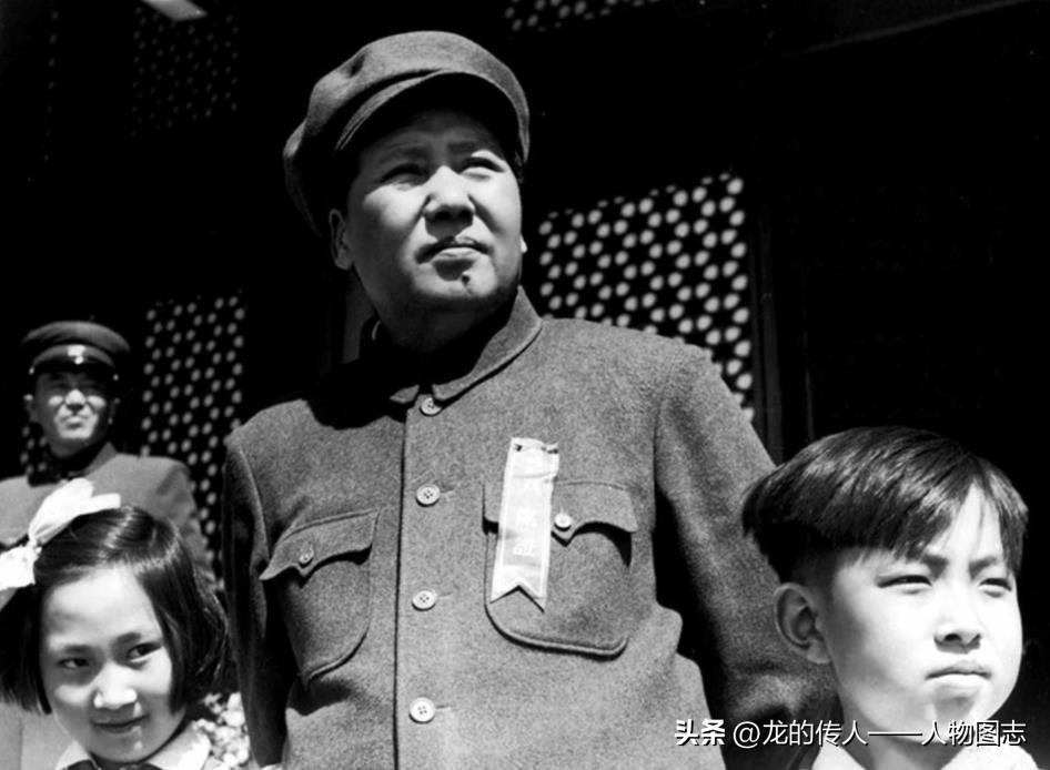 1951年5月1日毛主席和少年儿童队员在天安门城楼上