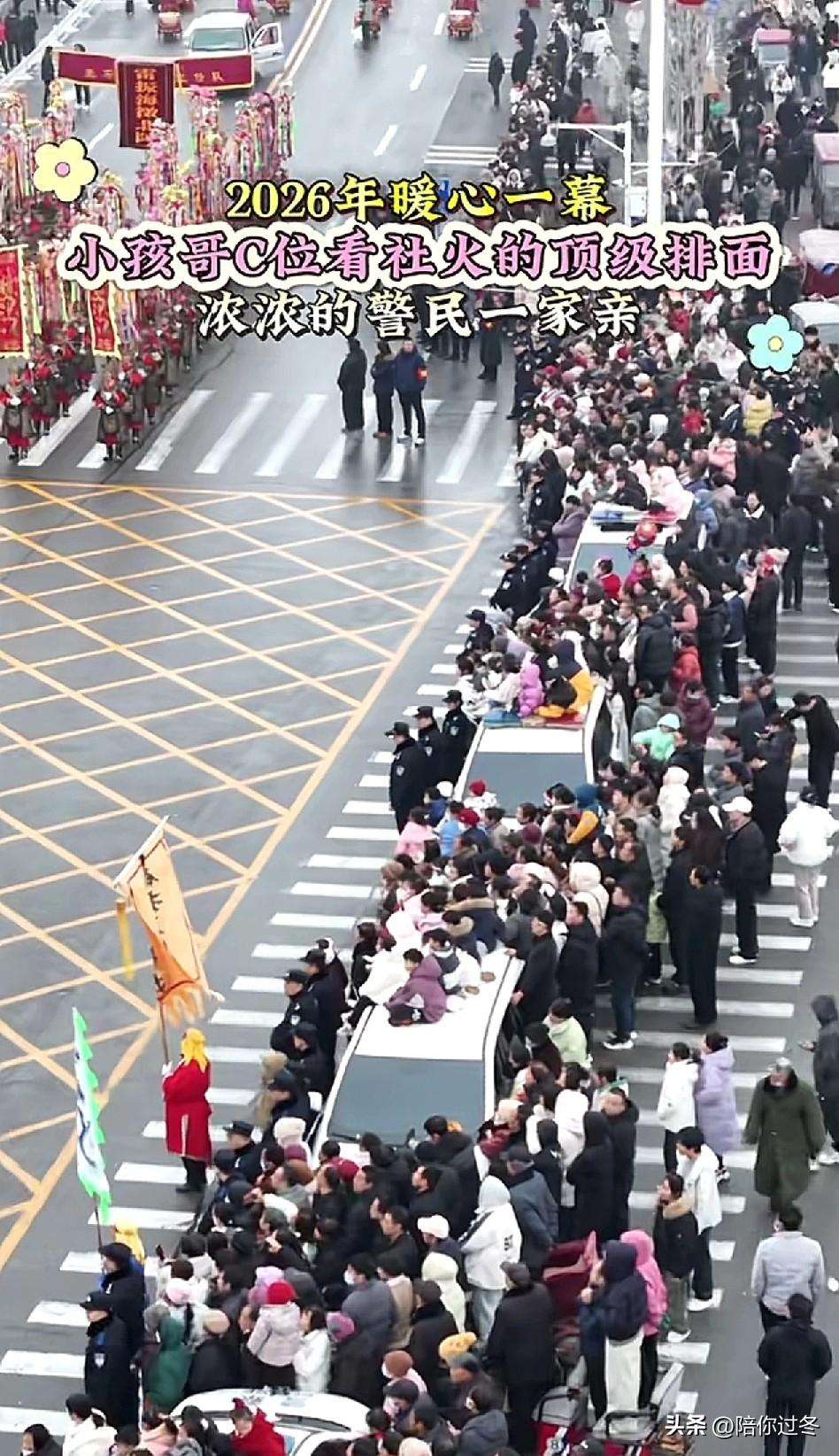 中国孩子坐警车看表演火爆外网！[赞]
你们孩子不怕警察吗？你们警察不打人吗？这是