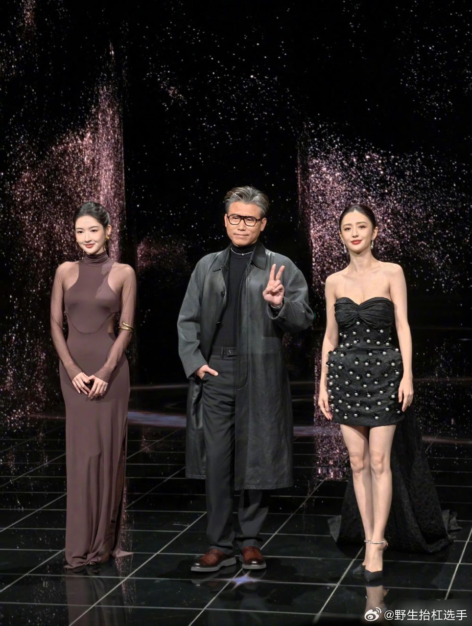 王玉雯给李乃文哄成翘嘴了王玉雯怕不是当过幼师吧！微博之夜后台花式夸乃文叔，直接给