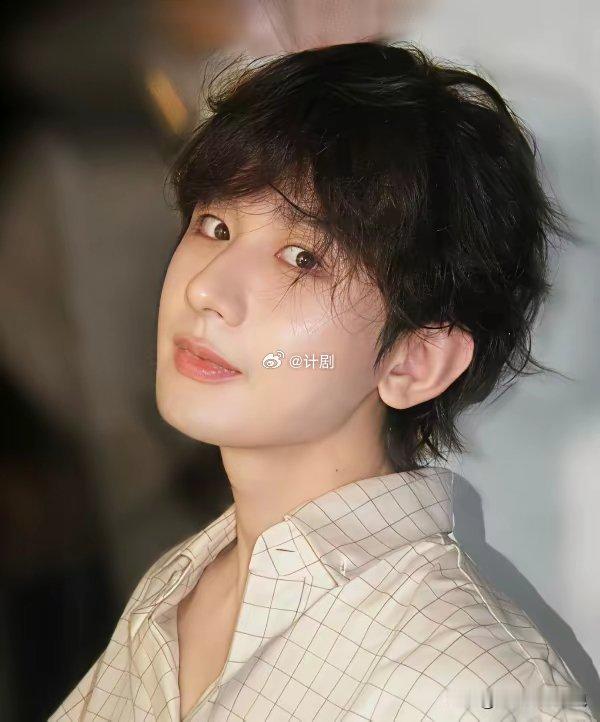 成毅喜欢虞书欣还是孟子义成毅一句话直接化解尴尬，他说：各有千秋，孟孟和欣欣像双胞