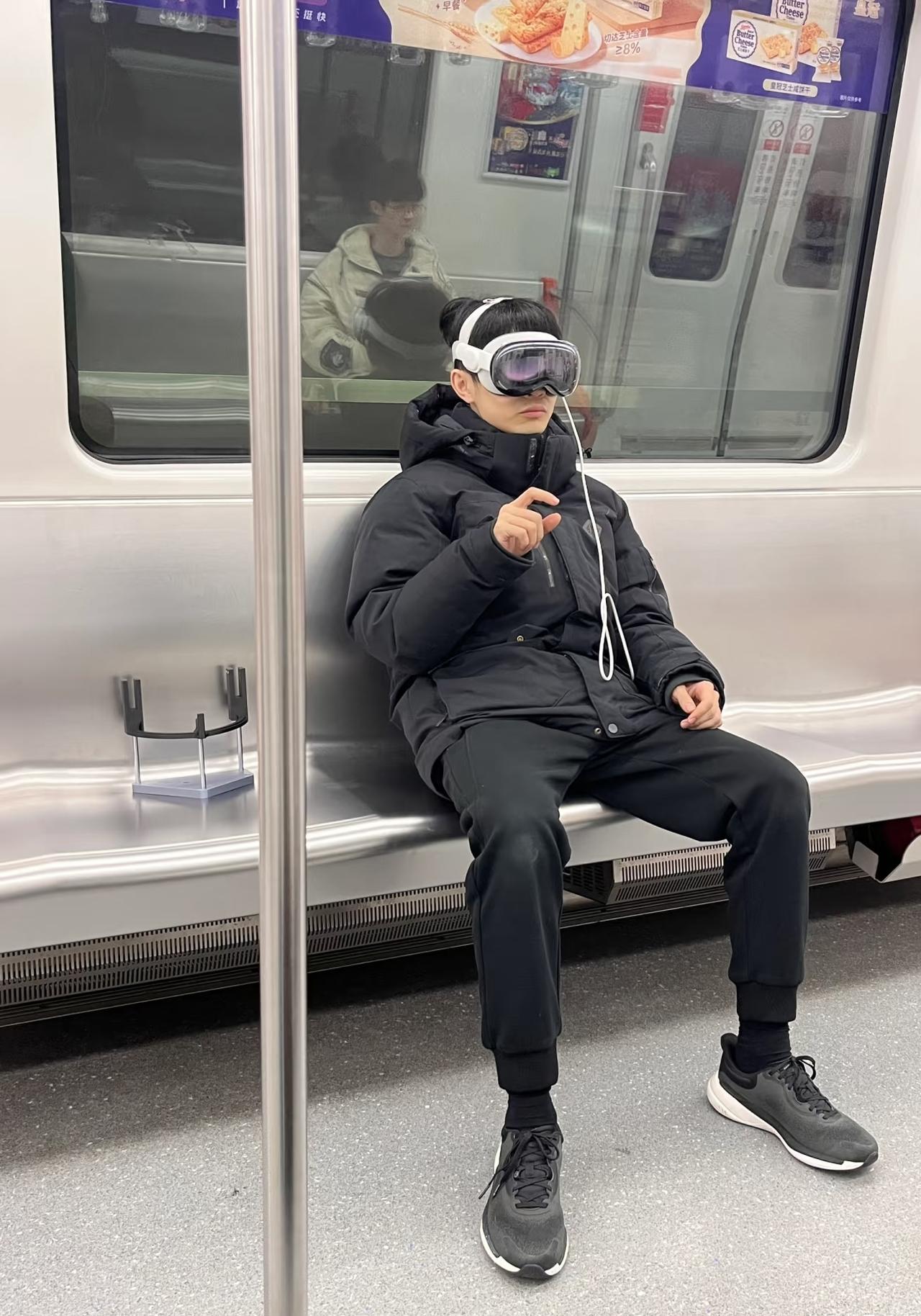 地铁上碰到的男人，他这是干什么呢？