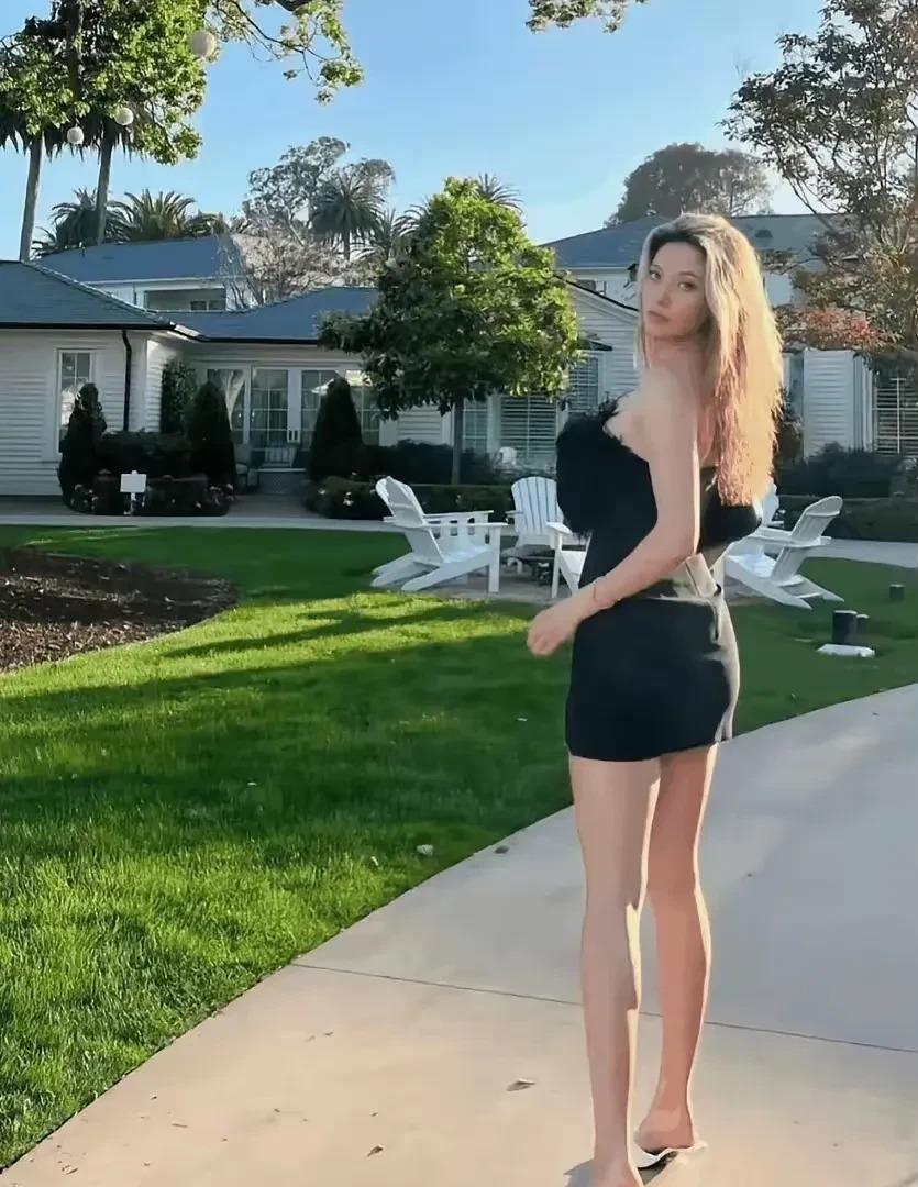 一张谷爱凌在美国国门前的照片引发了人们对她形象变化的讨论，照片中她以金发和妖娆身