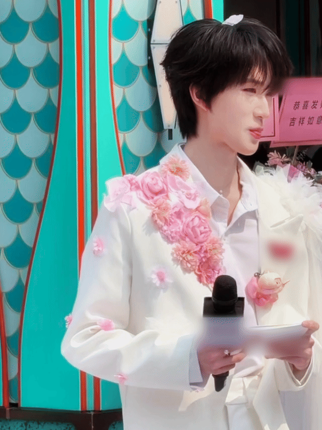 全深圳都在偶遇春日版黄朔黄朔深圳随机舞蹈夯爆了 今天的深圳真的会因为黄朔变得浪漫