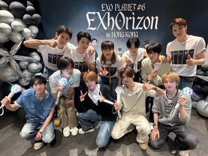 EXO和nctwish合照SM的家族爱我真的会哭！师弟们来支持师哥演唱会，这同框