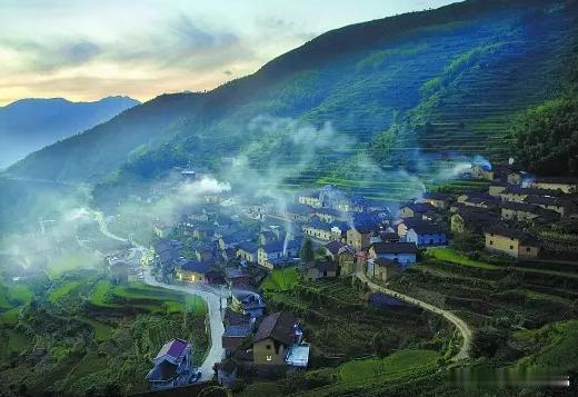 【丽水·遂昌大柯村】层层梯田包围着的大柯村，炊烟袅袅，雾气蒙蒙，别有番风味。上下