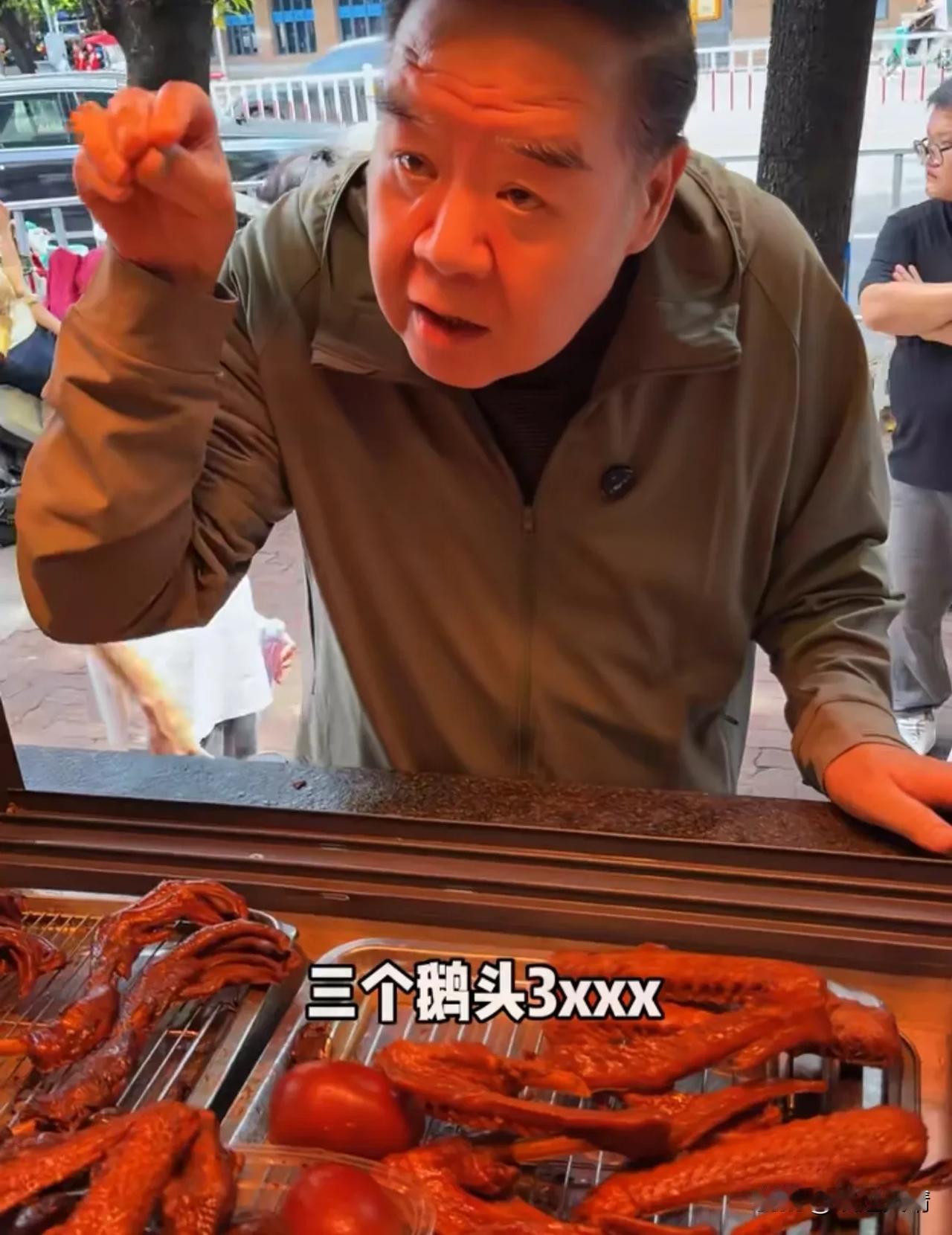郑则仕到潮汕吃狮头鹅，他在卤菜档口豪气的说：“我要3个鹅头。”老板：“一共360