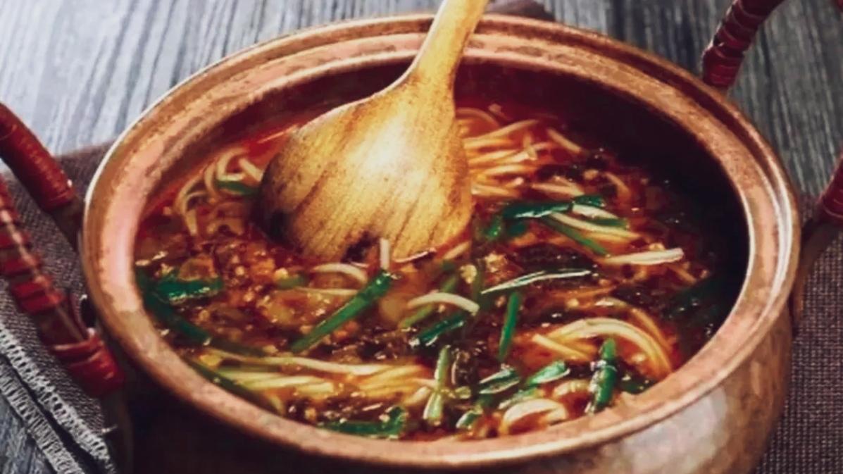 🔥谁懂啊！路边不起眼小店，一碗小锅米线直接征服味蕾！铜锅现煮咕嘟冒泡，肉末鲜香