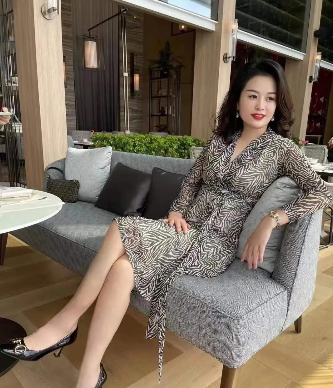 优雅气质，黑白条纹连衣裙，时尚休闲咖啡馆。