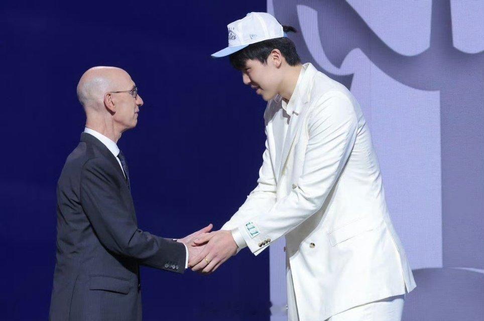 看到没，国外媒体也有好事者，选个高顺位关他们什么事嘛，他非要哪来说道说道。职业球