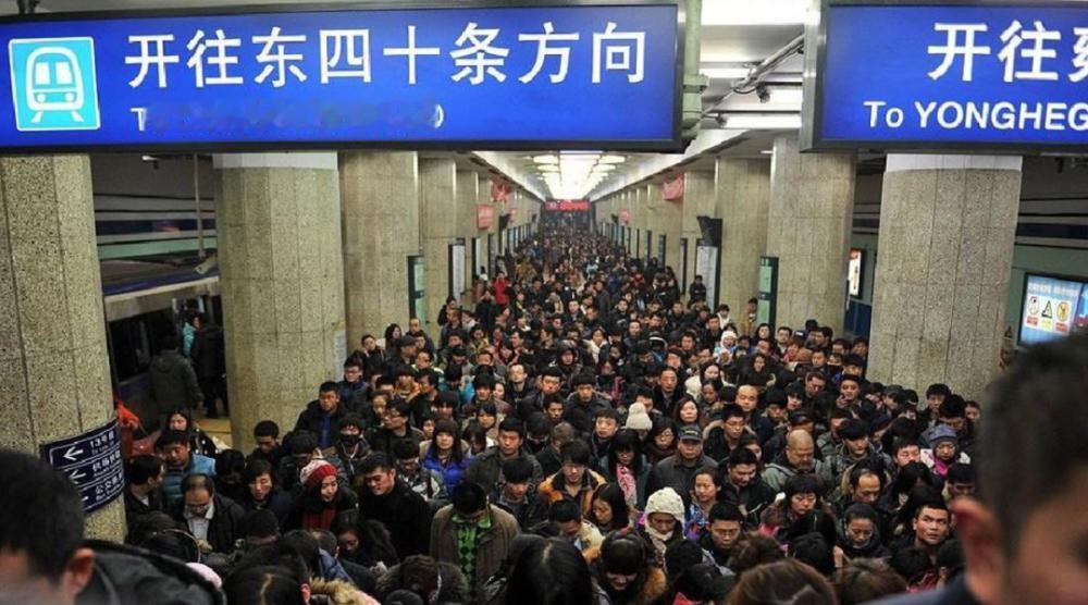 为什么在北京，面对早晚高峰拥挤的地铁交通，和那么久的通勤时间，大家的容忍度都那么