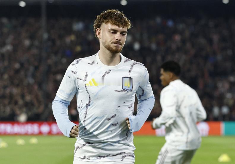 罗马诺更新个人youtube频道，谈到了埃利奥特在维拉的处境，并表示球员预计会在