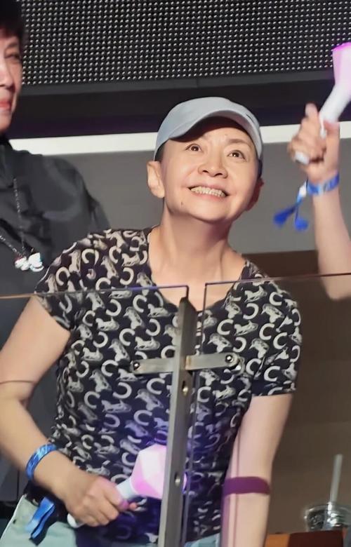 穿20年T恤被夸节俭！宋丹丹低调穿搭翻车，揭开明星真实消费差距✨
 
果然贫穷限