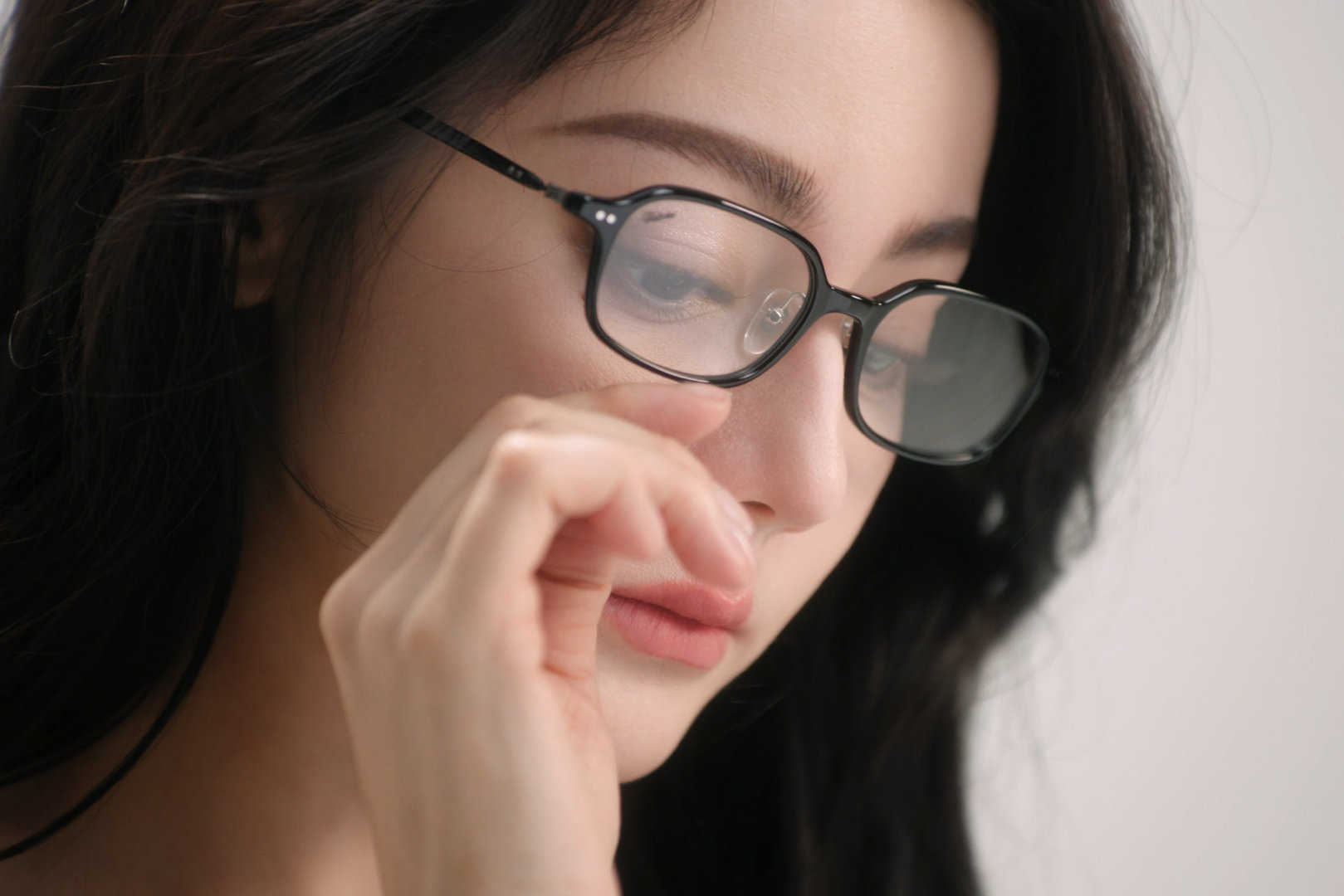 迪丽热巴交出眼镜攻略 情人节与春节双节将至，还在为礼物发愁吗？参考迪丽热巴的眼镜