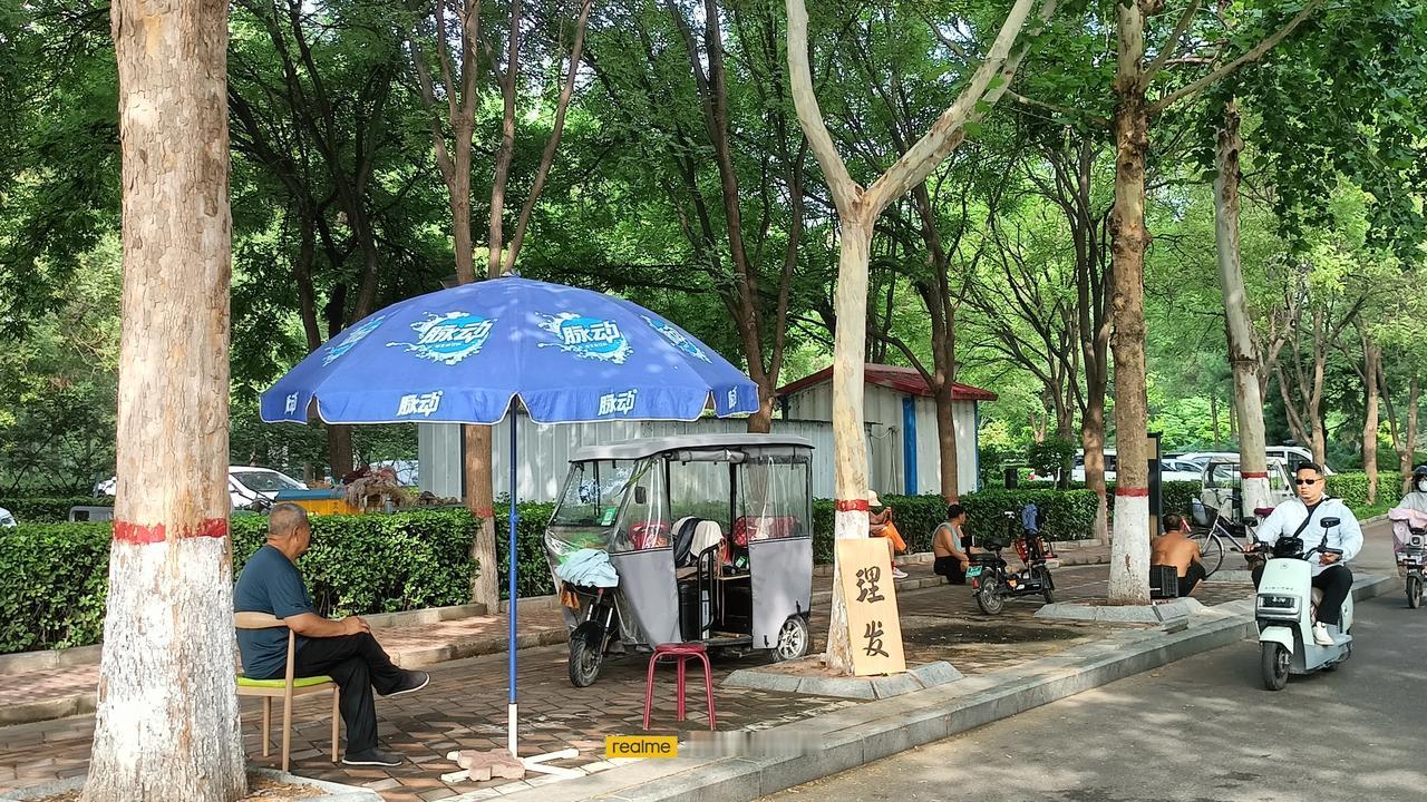 年轻人在街边5元理发摊理发丢人吗？
早上，跟朋友在府河公园晨练，跑完步大汗淋漓，