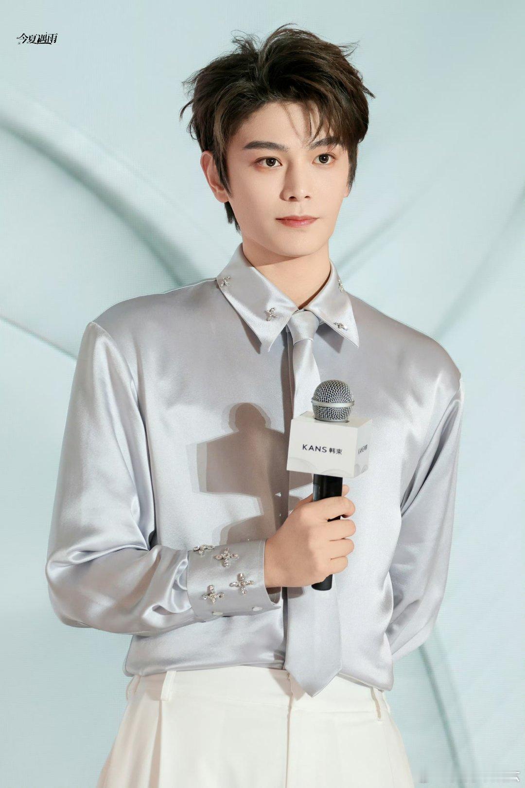 丁禹兮千仞岗羽绒服品牌代言人 dyx丁禹兮赵凌炉火旁，一家人围坐，温暖的火光映照