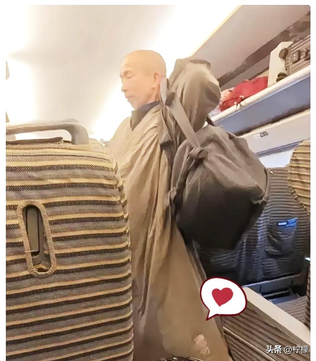 高铁上遇到个出家人，
是净土宗的，严格守戒日中不食，我跟他聊了好多关于修行、庙里