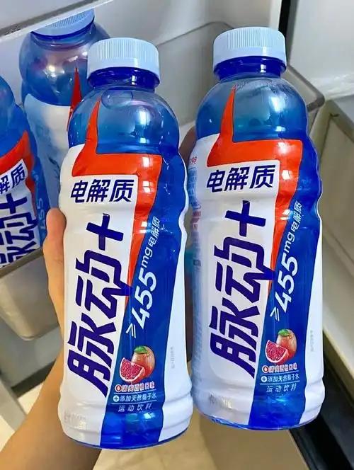 除了水，有不少饮品解渴效果一流。天然椰子水堪称解渴“天花板”，富含钾、钠等电解质