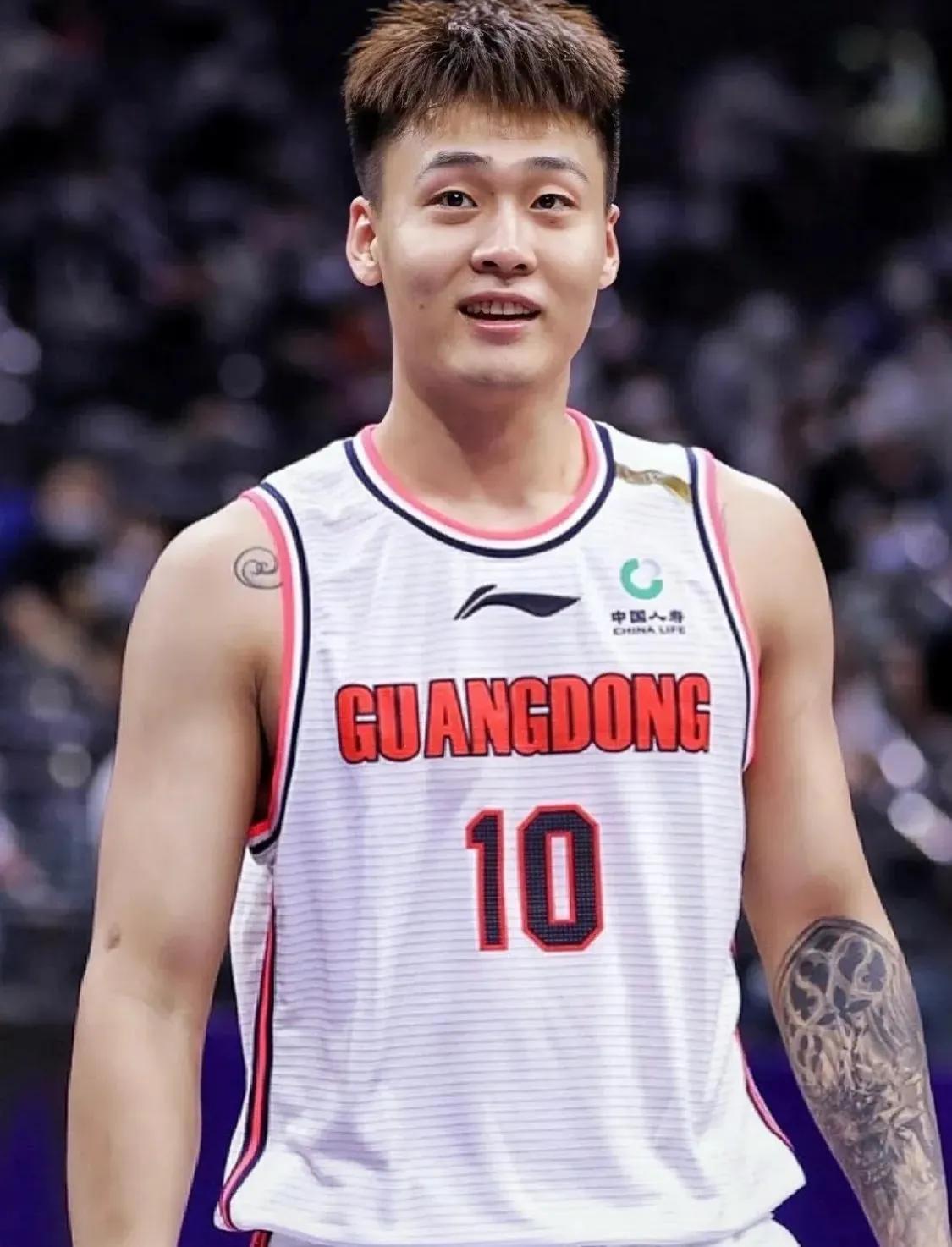 中国男篮现役前十球员：广东北京各3人，张镇麟无缘，杨瀚森呢？

10、徐杰（广东