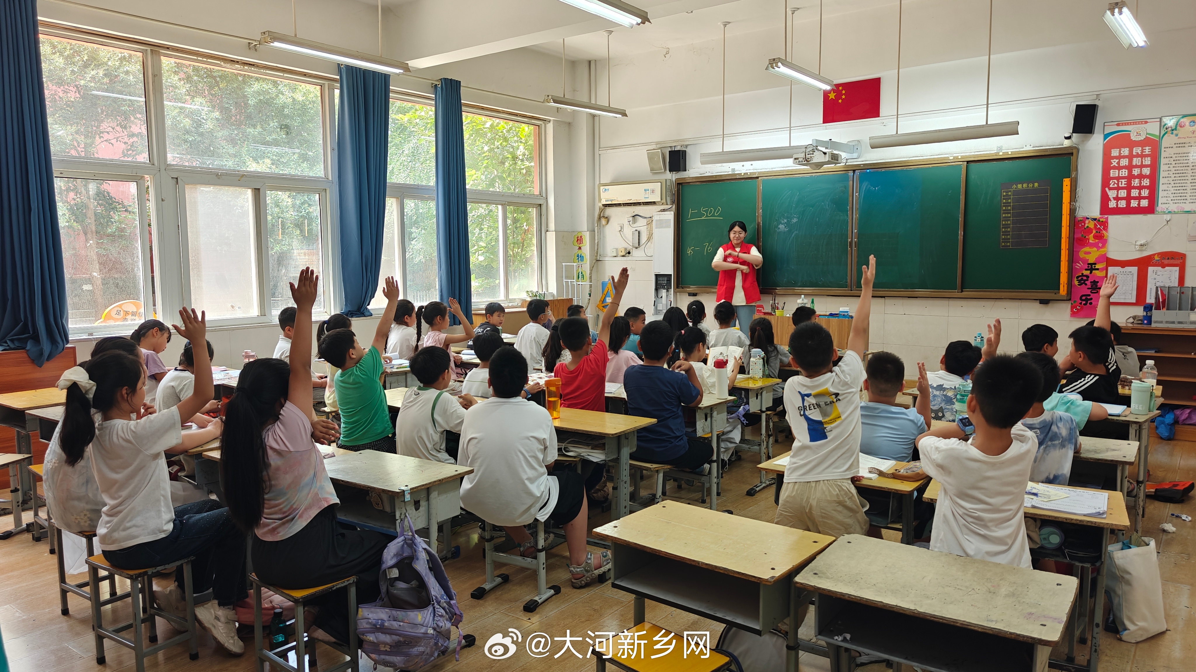 【静心伴课业 趣玩长新知】河南学子赴基层青春暖童心  2026年7月15日，为切