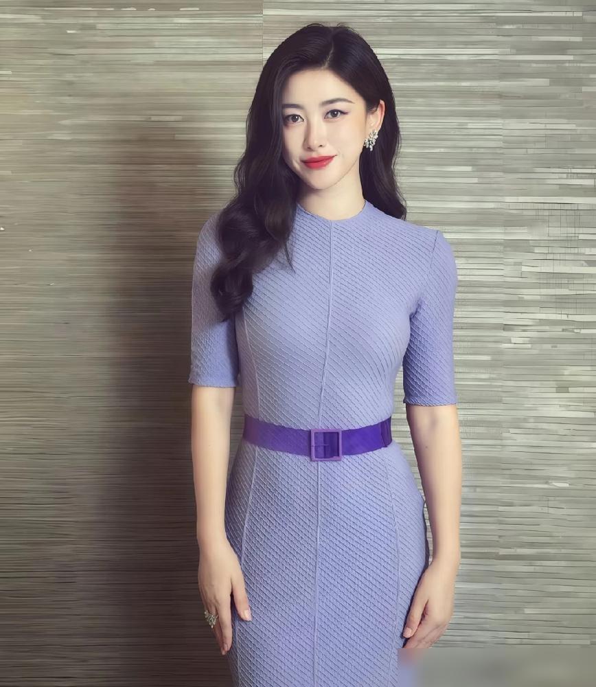 别再吹朱珠的风情万种了，那根本不是武器，只是刀鞘。
你看《精英律师》那场仗。蓝