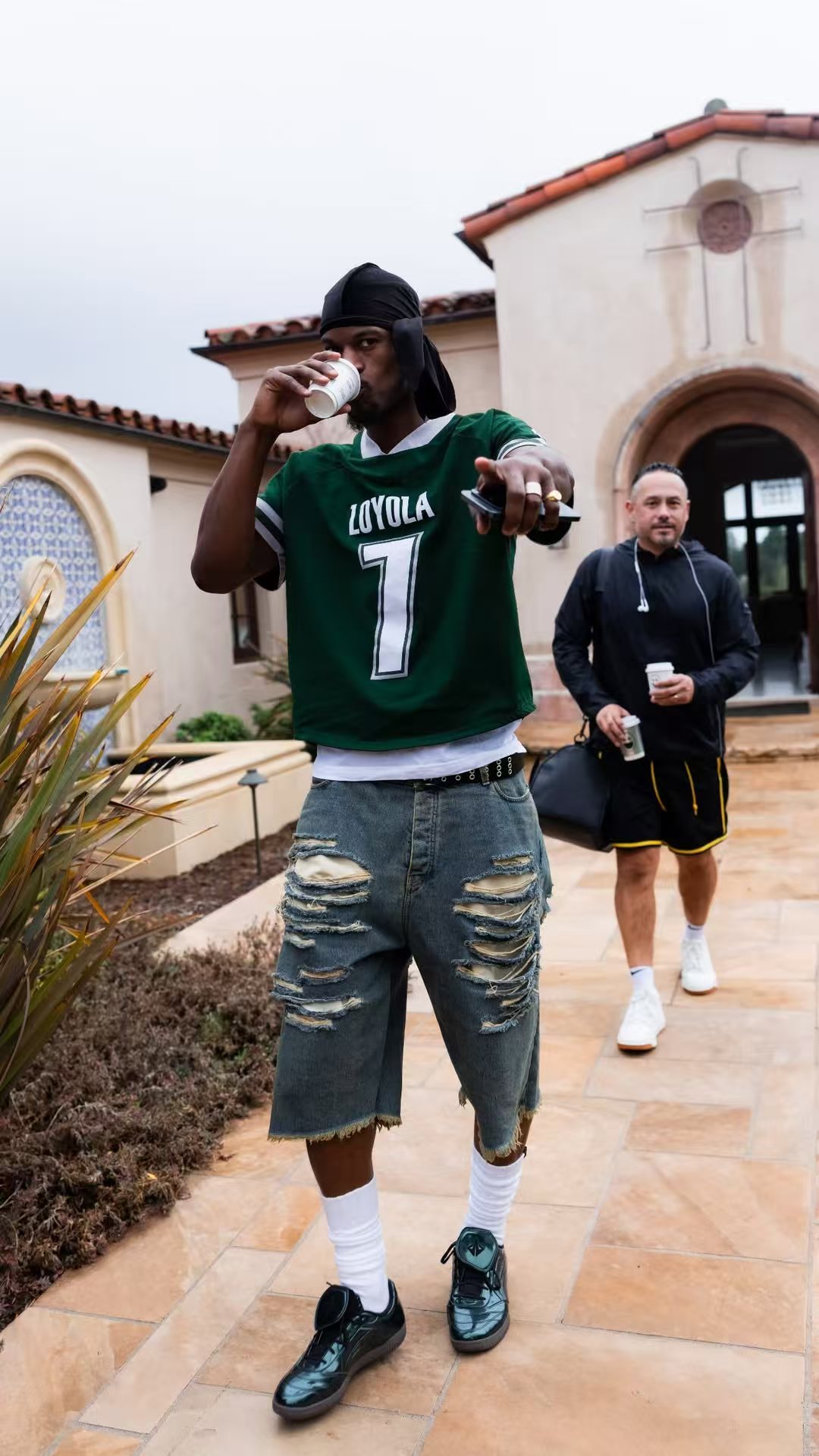 巴特勒之前上脚的银色足球鞋风格休闲球鞋，最近又穿了绿色的 鞋上有JB的LOGO。